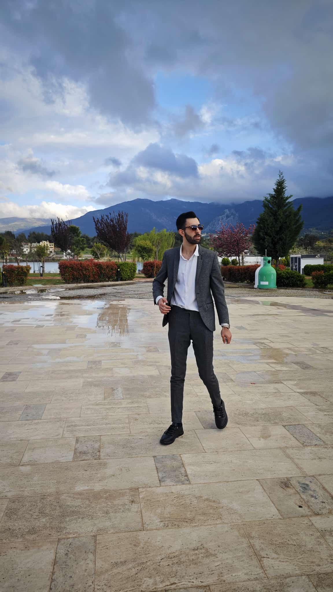 Özkan Akçay’ın Emlak Dünyasında Zirveye Yolculuğu: Güven, Teknoloji ve Başarının Hikayesi