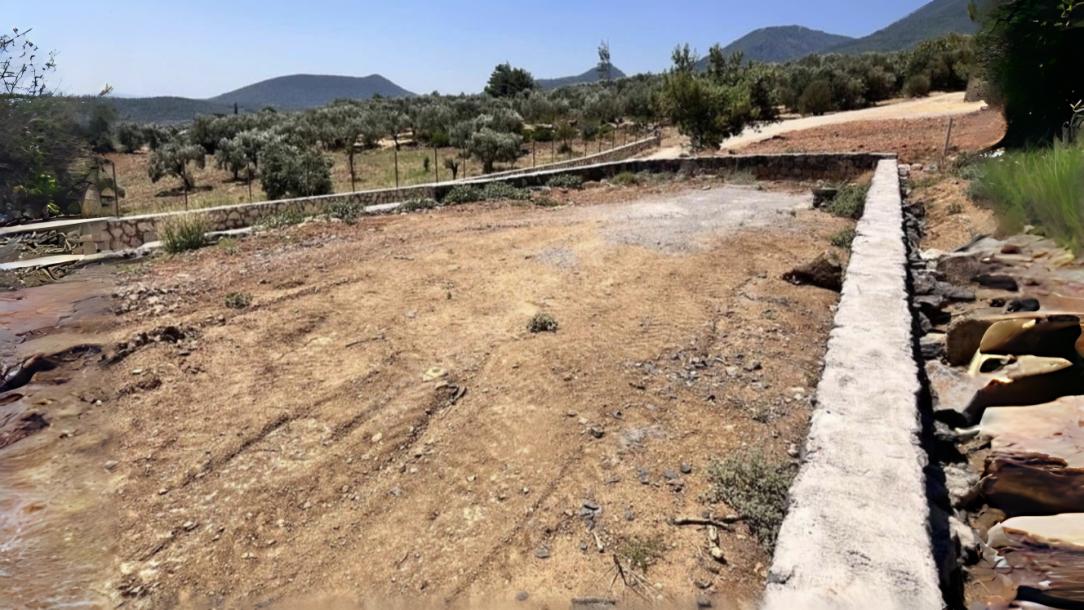 Vişneli de 415 m2 Kadastral Yol Cepheli, Taş Duvarlı, Hazır Altyapılı Bahçe– Kelepir-1